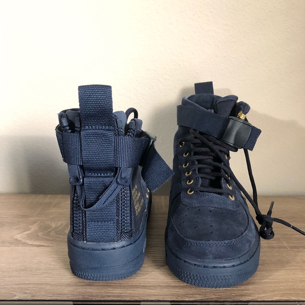 BRAND NEW NIKE SF AF1 MID